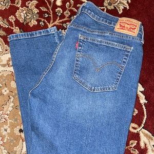 Levi’s boyfriend capris